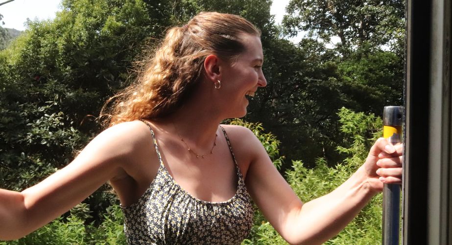 Treinrit langs de theeplantages